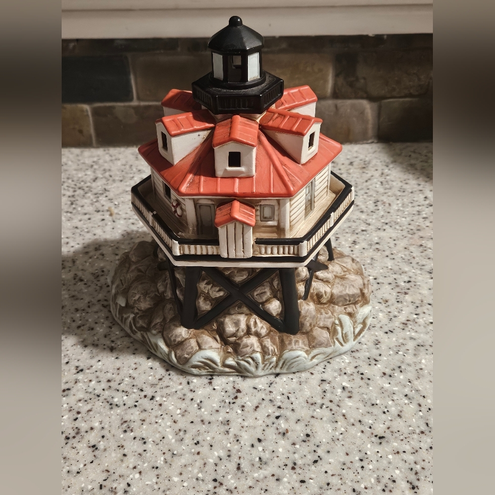Lighthouse Figurine - Picture 4 of 7